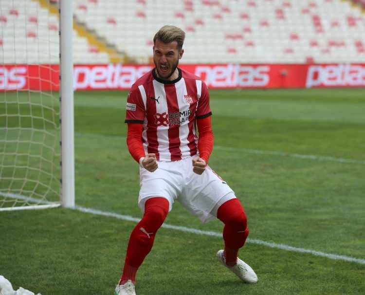 <p>* Robin Yalçın / Sivasspor<br />
<br />
* 29 yaşında<br />
<br />
* Orta Saha / Defans</p>