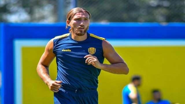 <p>* Atakan Çankaya / Ankaragücü<br />
<br />
* 24 yaşında<br />
<br />
* Stoper / Orta Saha</p>