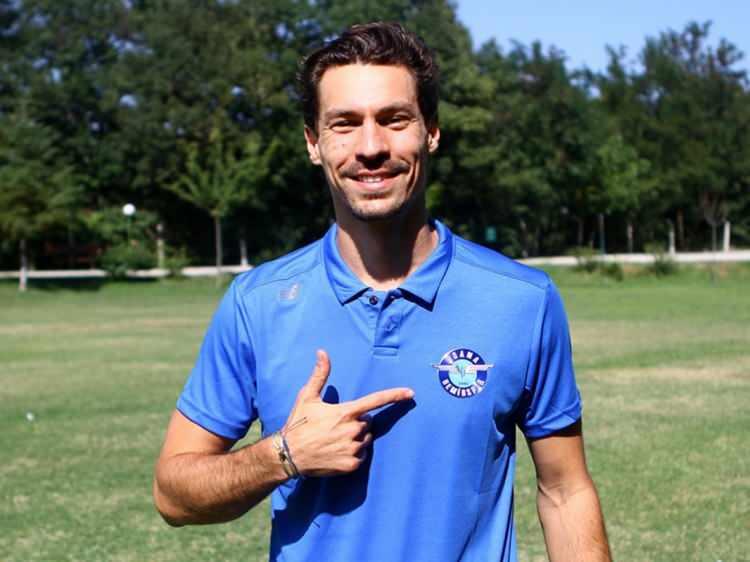 <p>* Stambouli / A. Demirspor<br />
<br />
* 32 yaşında <br />
<br />
* Orta Saha</p>
