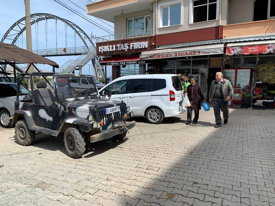 <p>İlçede bakkallık yapan  Nihat Gürsoy, eşi Münevver Gürsoy ile yayla, mezra ve ormanlık alanlarda gezinti yapmak için, şanzıman ve motoru bulunan, kaportası hurda sac ve demir parçalarıyla sanayi ustasına cip tasarlattı. </p>
