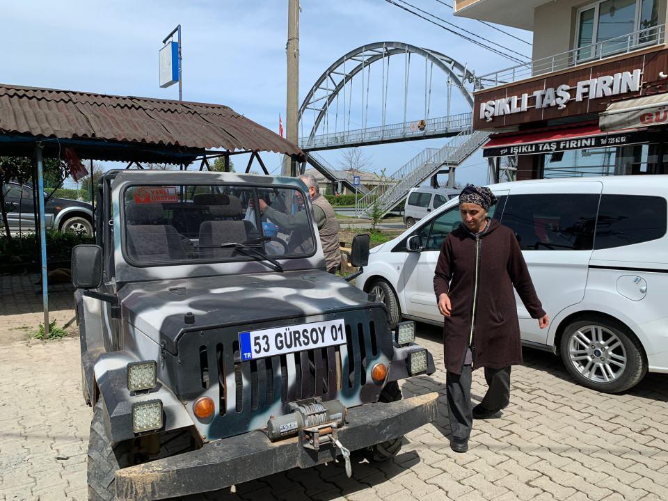 <p>Yanına aldığı eşiyle, ilgi çeken ciple adrenalin yaşayan Gürsoy, “Kendisi ufak ama bizi hiç yolda bırakmadı. Eşimle mezralara, yaylalara doğru yola çıkıyoruz" dedi.  </p>

<p> </p>
