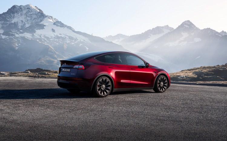 <p>Çift motorlu dört çeker Model Y Long Range, 533 km menzile sahip ve 1 milyon 619 bin 532 TL'den satışa çıkıyor. </p>