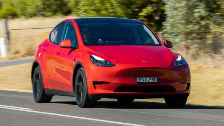 <p>Çift motorlu dört çeker model 0'dan 100'e 3,7 snde ulaşıyor.</p>