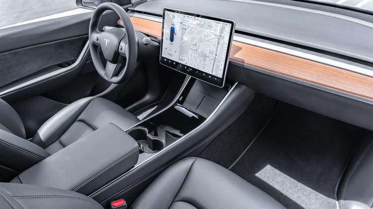 <p>Gelişmiş oto pilot sistemleri, 4 yıl garanti yine kapsam içerisinde. Model Y Türkiye’ye 5 farklı renk seçeneğiyle ve uzaktan güncelleme özelliğiyle geliyor. </p>