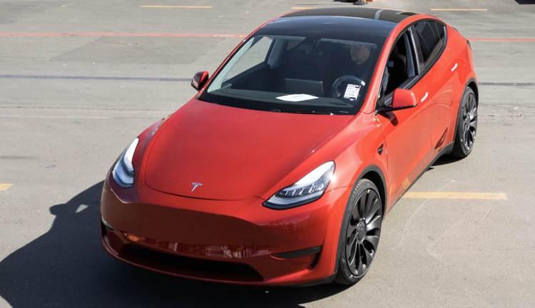 <p>Tesla, Türkiye’de satışa bugün itibariyle başlıyor. Online satış ile başlayan macerada şu anda sadece Tesla Model Y sipariş verilebilecek.</p>