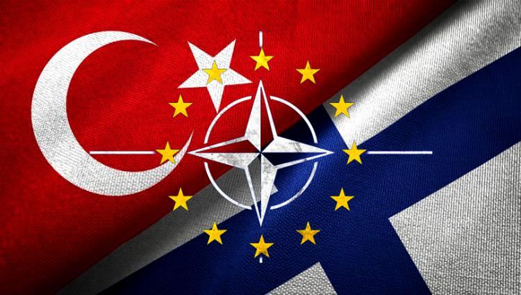 <p>2021'in Şubat ayında patlak veren Rusya-Ukrayna savaşının ardından Rusya'nın Avrupa'ya genişlemesinin önüne geçmek için NATO'ya üye olma girişiminde bulunan Finlandiya, Türkiye'nin onay vermesi sonucunda NATO'ya 31. üye ülke olarak dahil oldu.</p>
