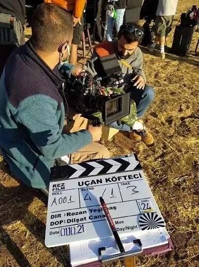 <p><span style="color:#000080"><strong>Arslan'ın hayat hikayesinin konu olduğu 'Uçan Köfteci' isimli filmi izleyemeden hayatını kaybettiğini söyleyen Ballı, </strong></span><span style="color:#008080"><strong>"2 buçuk yıl önce çekimleri yapıldı. Dayım belli bir süre sonra sosyal medyada da yer almaya başladı. İlerleyen zamanlarda filmi de çıkacak. Çekimleri hepsi tamamlanmıştı. Hayatı film konusu olmuştu. Kendi arabası ve paraşütü ile çekimler yapıldı. Diyarbakır'ın Hevsel Bahçelerinde ve Dicle Üniversitesi tarafında uçuş çekimleri yapıldı. Yakın zamanda muhtemelen filmi de gösterime girer"</strong></span><span style="color:#000080"><strong> ifadelerine yer verdi. </strong></span><strong><a href="https://www.yasemin.com/" target="_blank"><span style="color:rgb(255, 255, 255)">(Yasemin.com)</span></a></strong></p>