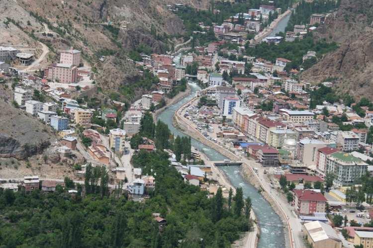 <p>Fakat yeni işler yapıp yeni ihtiyaçlara cevap vermekten zaman bulup, eskiyi yad edecek kadar zihinsel boşluğum olmadı. Yeni ilçedeki ihtiyaçları giderelim diye gayret ediyoruz. Geçmişin destanlarına ağlayacak durumumuz yok. Geleceği kurmak; geçmişe ağlamaktan daha önemli" diye konuştu.</p>
