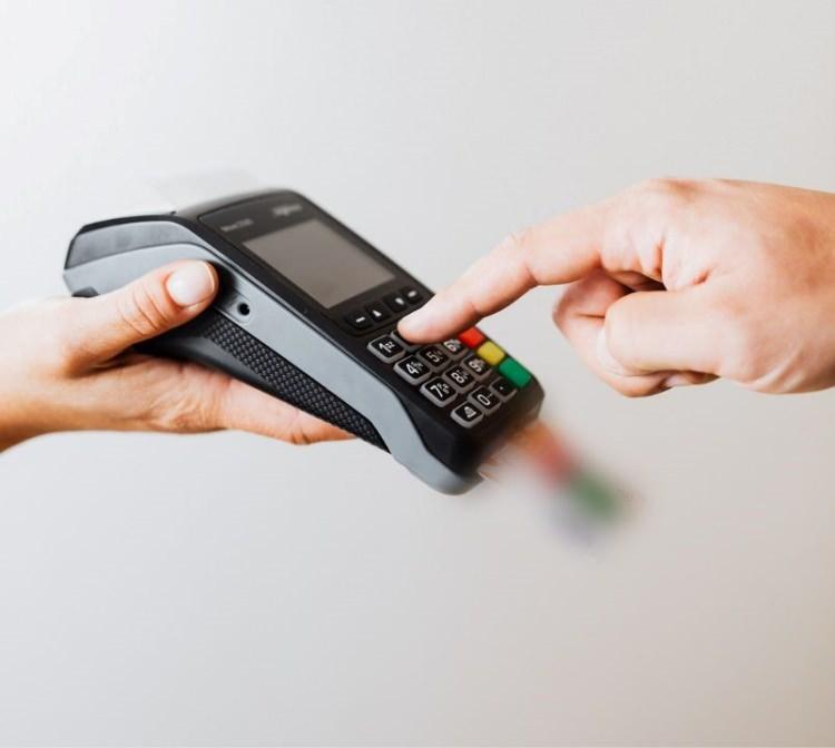 <p>“Sahteciliğin Dili Analizi”, siber suçluların teknolojiye en yatkın tüketicilerde bile güvenlik açıkları bulduğunu ortaya koyuyor. Araştırmaya katılanların yarıya yakını bir dolandırıcılığı fark edebileceklerinden emin olduklarını söyleseler de araştırma % 73’ünün dijital iletişimde sahteciliğe dair uyarı sinyallerini gözden kaçırabileceğini gösteriyor."</p>
