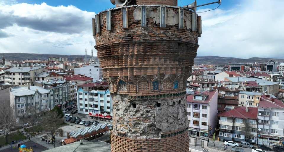 <p>Sivas'ta Selçuklular döneminde 1197 yılında yaptırılan Ulu Camii’nin eğriliği ile bilinen minaresinde dökülen yüzey bezemeleri restore edilecek. Minarenin ilk yapıldığı zamanlarda şerefe altı, orta kuşak ve alt kaide kısmında bulunan, dönemin ustaları tarafından 'kufi' tekniği ile yazılan yazılar yeniden gün yüzüne çıkarılacak. </p>
