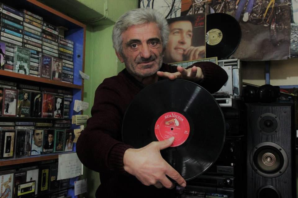 <p>Değirmendere'de "Plakçı Ahmet" olarak bilinen 62 yaşındaki Mehmet Kara, plak ve kaset toplamaya çok küçük yaşlarda başladı. 50 yıl boyunca kaset ve plak biriktiren Kara, 1980'de ise hayallerinin peşinden giderek, kendi dükkanını kurdu. 100 yıllık plakları ve 40 yıllık kasetleri bulunan Kara, onlara gözü gibi bakıyor. Dükkanını poster ve afişlerle donatan Kara, 1900'lü yıllara ait çıkan ilk gramofonu da özenle muhafaza ediyor. Mehmet Kara, nostalji kokan dükkanında muhafaza ettiği koleksiyonuyla, misafirlerini adeta geçmişe yolculuğa çıkarıyor.<br />
 </p>
