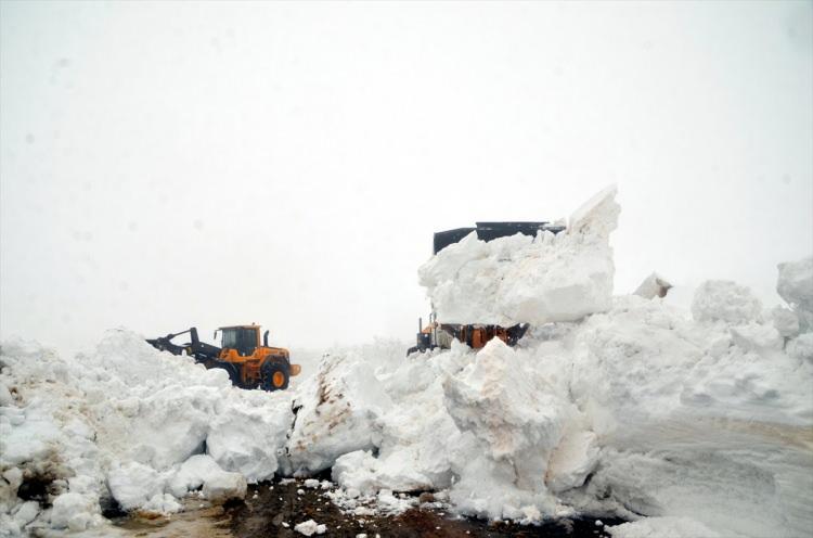 <p>Zorlu coğrafyada çığ tehlikesine rağmen 2 bin 500 rakımlı bölgede görev yapan ekipler, fırtına ve sert kar tabakası nedeniyle ilerlemekte güçlük çekti.</p>
