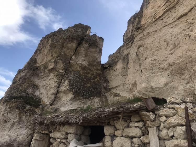 <p><strong>'EVİMİN ÜZERİNE GÖÇECEK DİYE KORKUYORUM'</strong></p>

<p>Köylülerden Turhan Sarıçiydem, olay nedeniyle tedirgin olduklarını belirterek, "Akşam saatlerinde evimde otururken bir gürültü duyduk, deprem oluyor zannettik. Çoluk çocuk dışarı çıktığımızda evimin çevresinde bulunan kaya parçalarının yollara savrulduğunu gördüm. </p>
