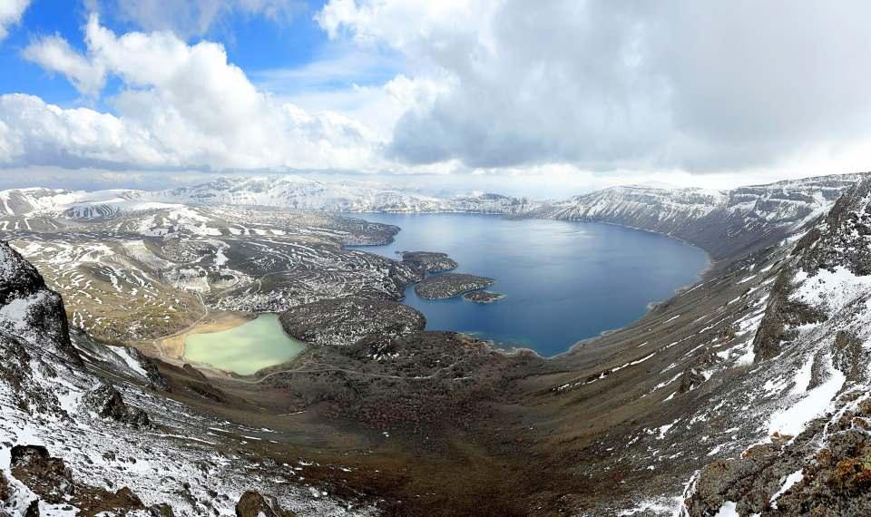 <p>Dünyanın ikinci, Türkiye'nin en büyük krater gölü olan Bitlis'teki Nemrut Dağı ve krater göllerinin zirveden karlı manzarası görenleri hayran bırakıyor.</p>
