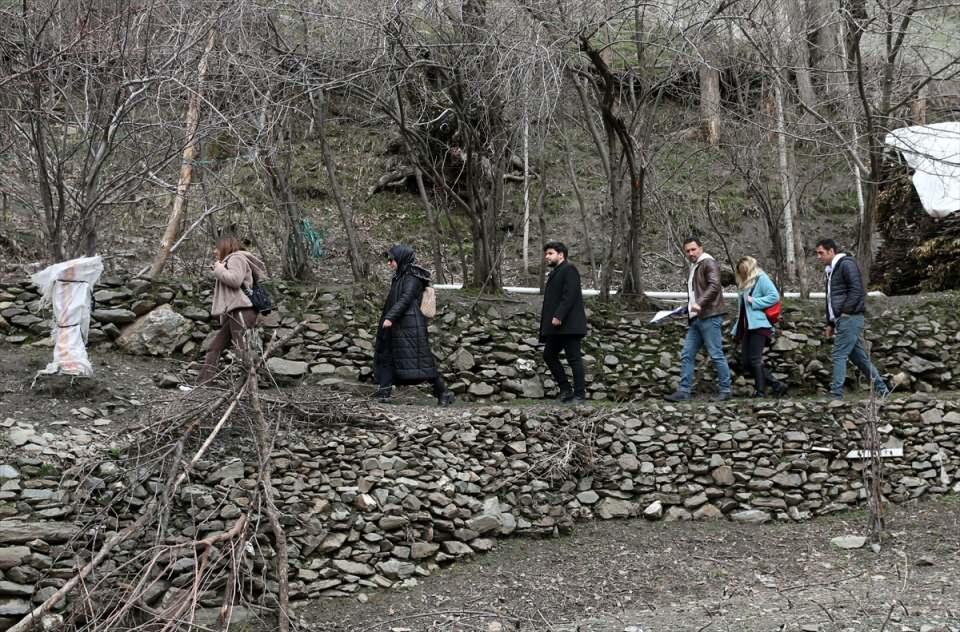 <p>İlçenin en ücra köyünde çocukları okula gitmeyen iki aileyle görüşerek ikna eden öğretmenler, 6. sınıf öğrencileri Hamza Harman ile Güven Bağdagül'ü yeniden eğitime kazandırdı.</p>

<p> </p>
