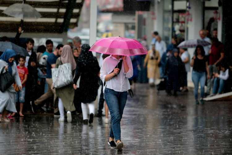 <p><strong>GÜNEYDOĞU ANADOLU</strong></p>
<p>Parçalı ve az bulutlu geçeceği tahmin ediliyor. Yarın (Salı) Şanlıurfa'nın güney kesimlerinde kuvvetli olmak üzere bölge genelinde toz taşınımı bekleniyor.</p>