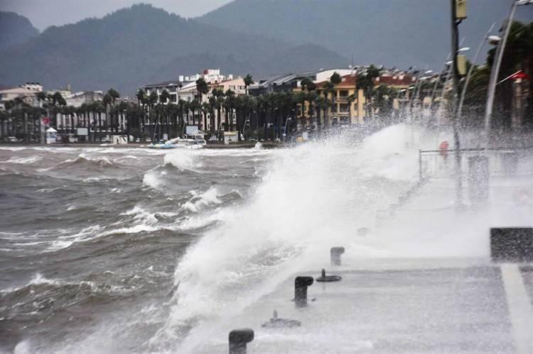 <p>* Aydın ve İzmir'de sarı ve turuncu kodlu gökgürültülü sağanak yağış ve sarı kodlu rüzgar uyarısı</p>
<p>* Balıkesir'de sarı ve turuncu kodlu gökgürültülü sağanak yağış uyarısı</p>
<p>* Bursa ve Manisa'da sarı kodlu rüzgar ve gökgürültülü sağanak yağış uyarısı </p>