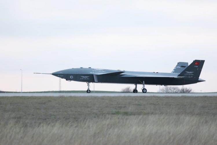 <p>Milli Muharip Uçak'tan (MMU) da bahseden gazete, TOYGUN ürün grubu içinde bir elektro-optik sensör, hedefleme sisteminin olduğu bir özel geliştirme çalışmalarının olduğunu ifade etti.</p>
