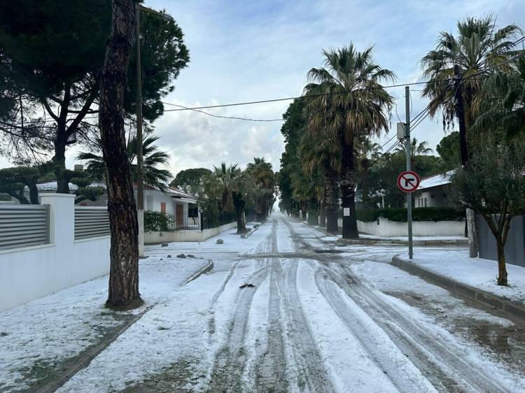 <p> İzmir'in Çeşme ilçesinde etkili olan dolu nedeniyle plaj ve caddelerde ilginç manzaralar oluştu.</p>
