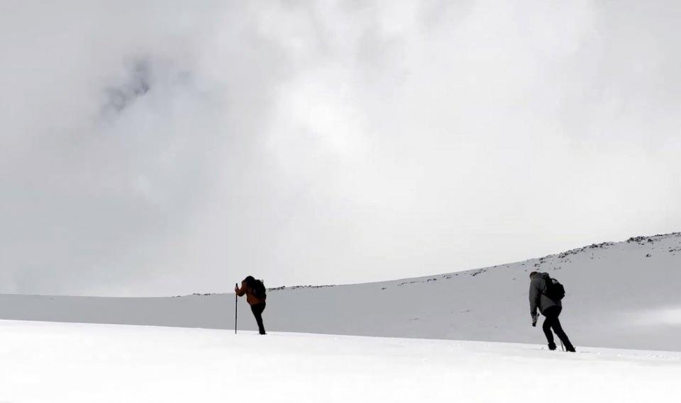 <p>Bitlis Eren Üniversitesi (BEÜ) akademisyenleri ve fotoğrafçılar, metrelerce kara rağmen yaklaşık 5 saatlik yürüyüşün ardından Nemrut Dağı zirvesine çıktı.</p>
