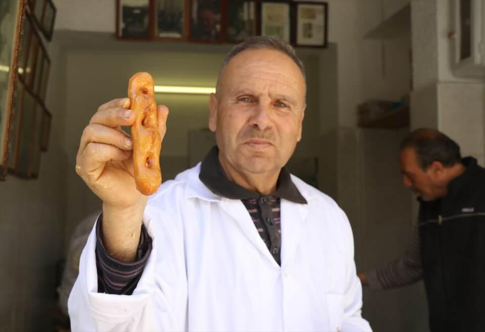 <p>Hem ucuz hem de hafif olmasından dolayı hemen her Tunuslunun iftar sofrasında yer edinen zlabiye, ramazan ayında ülke genelinde en çok tüketilen tatlılardan.</p>