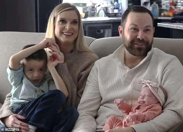 <p><span style="color:#000000"><strong>1885 yılından itibaren ailede hiç kız bebek doğmadığını söyleyen eşine inanmayan Carolyn, kayınpederiyle konuştu. Kayınpederinin kendisine 1885 yılına kadar geriye giderek ailede doğan herkesin doğum belgelerini gösterdiğini söyleyen Carolyn, bu gerçek karşısında şoke oldu. </strong></span></p>