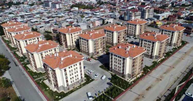 <p><strong>KÖYLER DE REVAÇTA</strong></p>
<p>Posta'da yer alan <a href="https://www.haber7.com/" target="_blank">haber</a>e göre; Yatırımını tarım arazilerine yapanların da fazla olduğunu söyleyen Altınay, “Trakya’da köyde yaşam da tercih ediliyor. Köylerdeki arsa fiyatları da arttı. Şu an dönümü 100-150 bin TL’den başlıyor. Bir kısım yatırımcı da şehrin gürültüsünden uzaklaşmak isteyip yazlık olarak değerlendiriyor. Sahillere yakın olan kısımların fiyatları oldukça yüksek” dedi. Altınay, Ege Bölgesi’nde de müstakil yaşamın tercih edildiğini söyledi.</p>