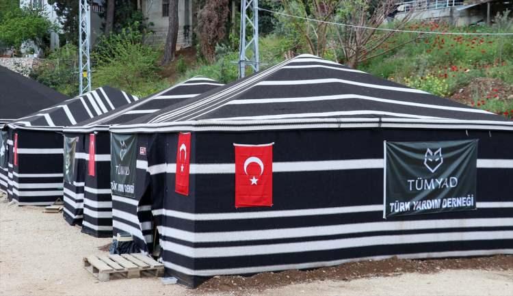 <p>Depremzedelerden Halil İbrahim Soysal da normal çadırda kalmaktan daha iyi olduğunu düşündükleri için burada barındıklarını belirterek, "4 köşe, tavan yüksek ve ferah. Ayrıca kapımız var. Yaklaşık 1,5 aydır çadırda kalıyorum. Evim içine girilebilecek gibi değil. Oğlum ve eşimle kalıyoruz." dedi.</p>
