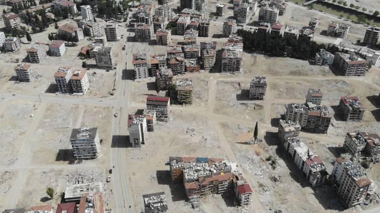 <p> AFAD koordinesinde günlük 300 bin seferle hafriyat taşınan kentte 10 binin üzerinde enkaz kaldırma çalışması yapılıyor.</p>
