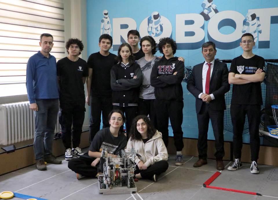 <p>Tekirdağ Ebru Nayim Fen Lisesi robotik kodlama takımının ürettikleri robotla, ABD'nin Dallas kentinde yapılacak ve 50 ülkeden 800'ü aşkın takımın katılacağı Vex Robotics Dünya Şampiyonası'nda Türkiye'yi temsil edecek.</p>
