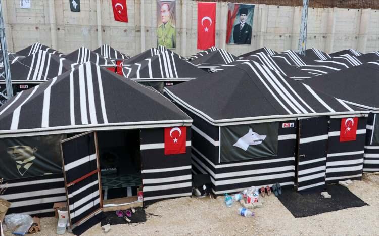 <p>Çadırlarda kalan Havva Akyüz ise depremin ardından akrabalarının yanında kaldığını, çadırların kurulumuyla buraya yerleştiklerini dile getirdi.</p>