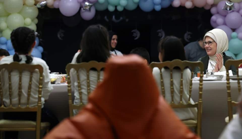 <p>Çocuklardan biri, iftar sırasında Emine Erdoğan'ın yanına gelip yazdığı mektubu ve minik bir oyuncağı verdi.</p>
<p> </p>