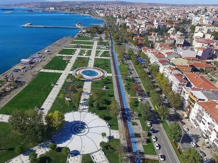 <p>Emekli olunca tazminatlarıyla İstanbul’dan ev alamayanlar, Trakya’da arsa talep ediyor. 4-5 ay önce sattığımız arazilere şu an 2-3 katı fiyatlar isteniyor. ‘Küçük de olsa bir arazim olsun üzerine villa, prefabrik ev yaparım diyenler’ oluyor” değerlendirmesini yaptı.</p>