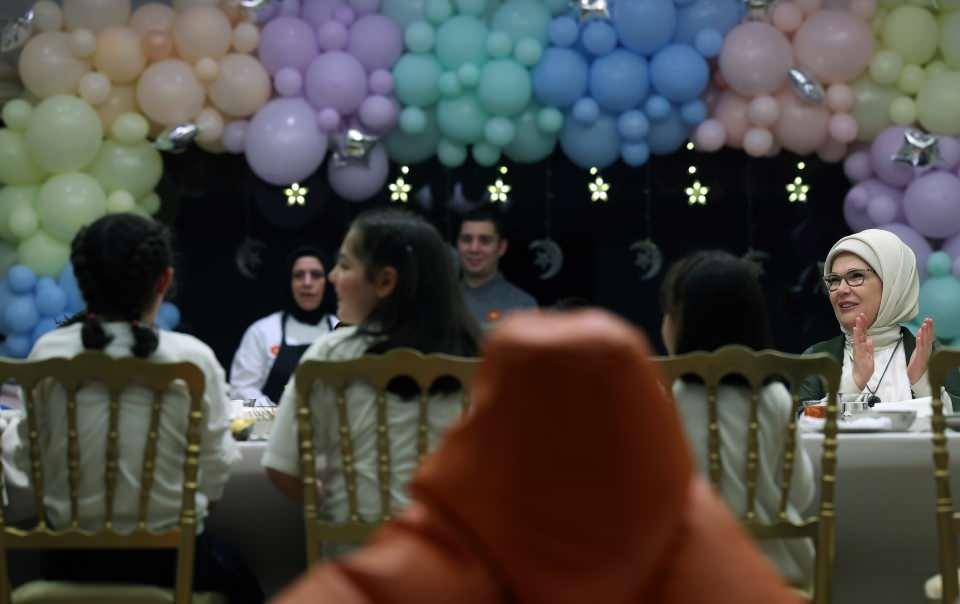 <p>Emine Erdoğan ve Yanık, programda 5 ila 15 yaş arasındaki yaklaşık 30 çocukla iftar yaptı.</p>
<p> </p>