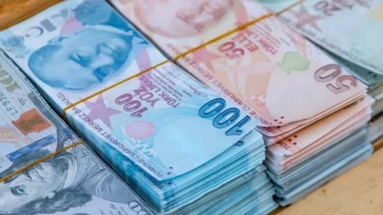 <p>Memur maaşlarına yapılacak zamlar öncesinde Türkiye Cumhuriyeti Merkez Bankası (TCMB) tarafından yayımlanan anketler ile Türkiye İstatistik Kurumu’nun (TÜİK) açıkladığı enflasyon verileri büyük önem arz ediyor.</p>
