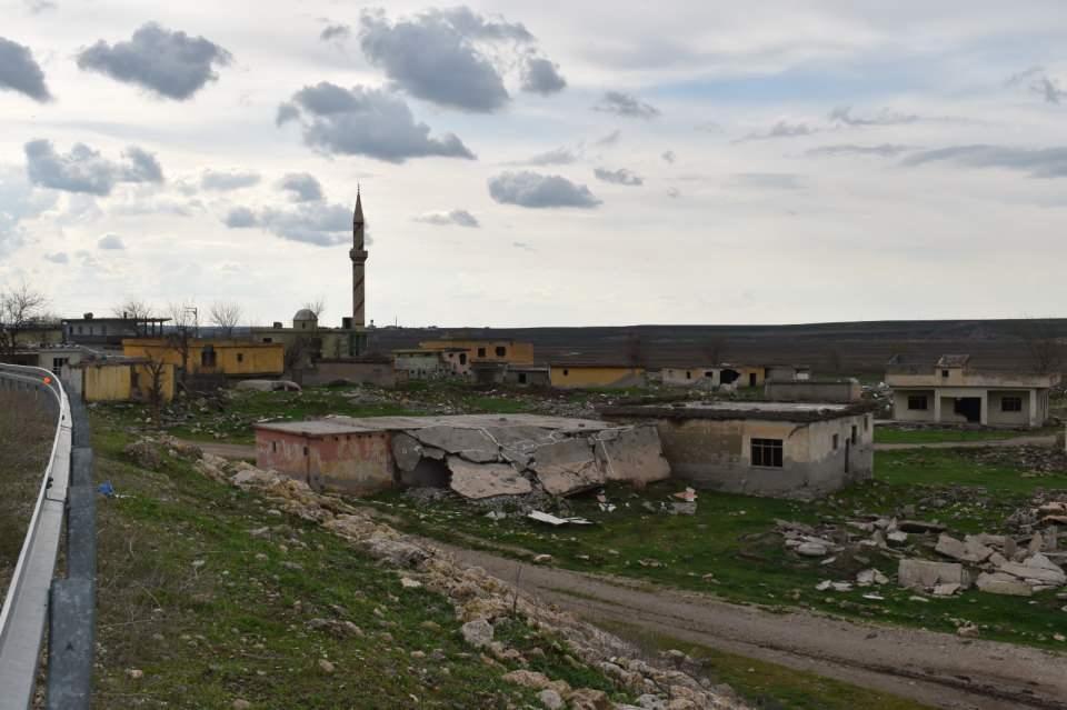 <p>Şehre bir faydam olmasını istiyorum. Ben şu an şehirde yaşıyorum. Ilısu Barajı olduğu için şu an köyde yaşayamıyorum” diye konuştu. </p>
<p> </p>