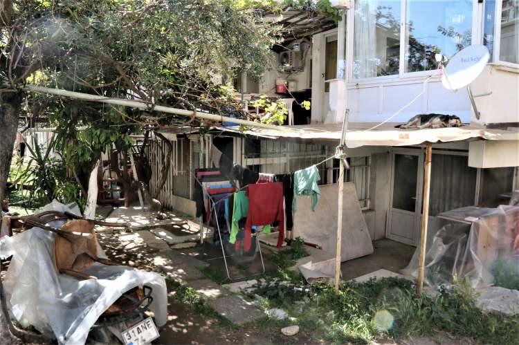 <p>"CENAZELER İLE BİRLİKTE 3 GÜN AYNI YERDE KALDIM”</p>

<p>Depreme uykuda yakalandıklarını belirten Sevcan Yıldırır, “Sarsıntı ile uyandık. Kaçamadık, ilk sarsıntıda yatağı siper aldık. Evin ön tarafı ve merdivenler ilk sarsıntıda yıkıldı. Merdiven boşluğunda birçok komşumuzu kaybettik. 3 çocuğum ile birlikte yatak odamda mahsur kaldım. Evin büyük bir kısmı yıkılmıştı, bizim sığındığımız kısım tam anlamıyla çökmemişti. Hemen yanımızda bulunan balkon kapısından atlayarak kurtulduk. Atladığım sırada benim ayağım çatladı. 3 gün dışarıda kaldık, yağmur yağıyordu, soğuk bir geceydi. Sonra sığındığımız yere cenazeler gelmeye başladı, cenazeler ile birlikte 3 gün aynı yerde kaldım” dedi.</p>
