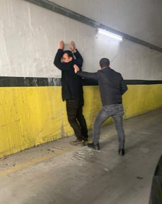 <p>Beyoğlu'da sahte polis yeleği giyen 4 kişi, rezidansta kalan Lübnanlı iş insanını gasbetti.</p>
