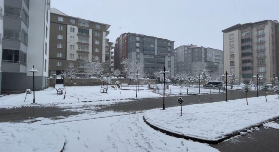 <p>Meteoroloji Genel Müdürlüğü tarafından yapılan açıklamada, "Doğu Anadolu Bölgesi için çok bulutlu, bölge genelinin aralıklı sağanak ve yer yer gök gürültülü sağanak yağışlı geçeceği tahmin ediliyor. </p>

