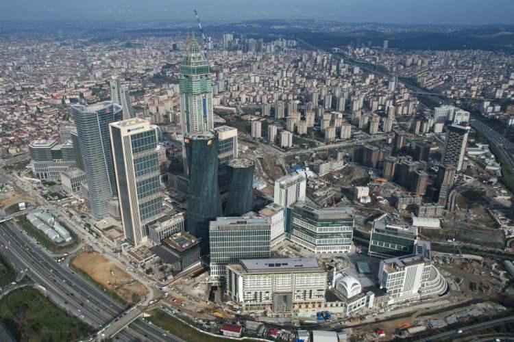 <p> A sınıfı binalarda tüm yönetim sistemlerini tek bir çatı altında toplayan proje, dünya standartlarının üzerinde ve akıllı şehir modeli ile tasarlandı. Projede tüm ofisler açılabilir pencereler ve UV filtreli havalandırma sistemleri ile donatıldı.</p>