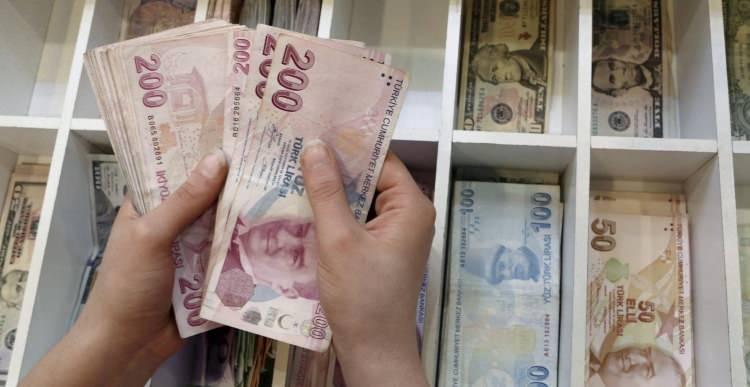 <p>Memurların net maaşlarının yanı sıra sosyal hakları da ödeniyor. Bu çerçevede çalışmayan eş için 985 lira olan ek ödemenin 1.000 lirayı aşması bekleniyor.</p>
