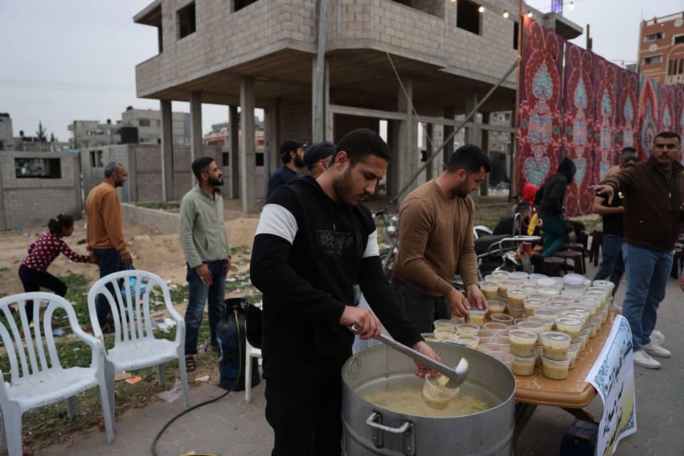 <p><strong>Gazze'de toplu iftar</strong></p>
<p>Gazze'deki Filistinli aileler, en-Nasirat bölgesinde düzenlenen iftar programında evlerinden getirdikleri yemekleri komşuları ve arkadaşlarıyla paylaşarak oruçlarını birlikte açtı.</p>
<p> </p>