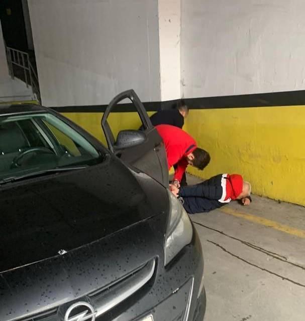 <p>İŞ İNSANINI KELEPÇELEYİP KAÇIRDILAR<br />
<br />
Şüphelilerin Lübnanlı iş insanını kaçırma anları ise güvenlik kameraları tarafından kaydedildi. Görüntülerde, polis yeleği giymiş 4 kişinin iş insanı Jaafar Sannan W'yi kelepçeleyerek götürmesi görülüyor. Polisin şüphelileri yakalamak için yaptığı operasyon anı ise cep telefonu ile görüntülendi. Görüntülerde, şüphelilerin araçtan indirilerek tek tek gözaltına alınması görülüyor.</p>
