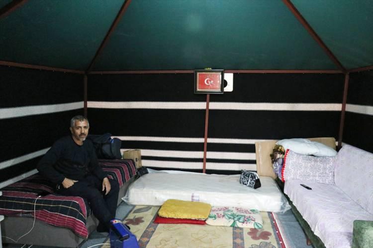 <p><strong>Kıl çadırlarda kalanlar memnun</strong></p>

<p>TÜMYAD gönüllülerinden depremzede Oğuz Savar, depreme Belen ilçesindeki evinde yakalandığını söyledi.</p>
