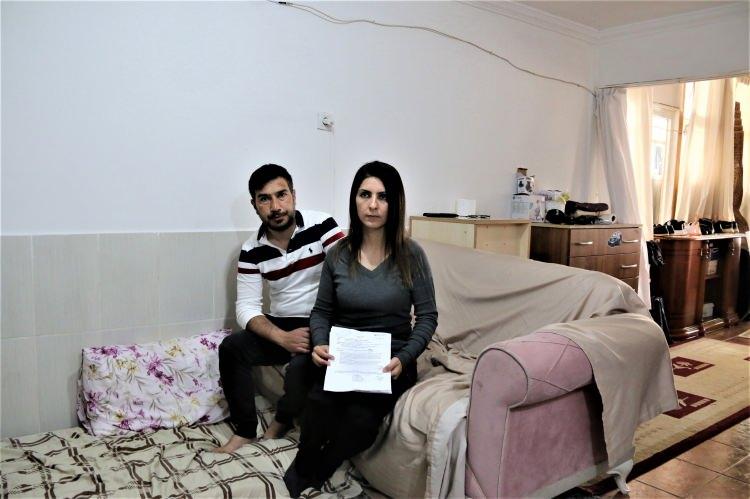 <p><strong>"ONLAR ŞU AN ÇOK KARA GEÇTI, BIZ EVİN BÜTÜN EKSİKLERİNİ TAMAMLADIK"</strong></p>
<p>Emlakçıdan şikayetçi olduğunu belirten Yıldırır, “Şikayetimizi geri almamız durumunda 9 bin 800 TL geri ödeme yapacağını söyledi. Ama ben eve çok fazla masraf ettim. Onlar şu an çok kara geçti, biz evin eksiklerini tamamladık. Her şeyi bir sonraki kiradan düşeriz diye yaptırdılar, biz burayı yaşam alanı haline getirdik. Tuvaletin kapısı yoktu, mahrem alan yoktu. Burası zaten bir odadan oluşuyor. Bir mahremiyet yok. Kendi cebimizden para harcayarak eksiklerini tamamladık. </p>