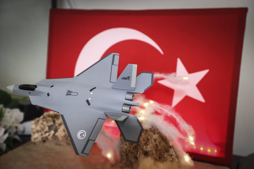 <p>Ankara'da, bir anın üç boyutlu modellenmesi olarak tanımlanan "diorama" sanatını icra eden baba oğul evlerini maketlerle donattı.</p>
<p> </p>