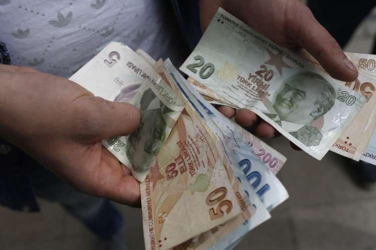 <p>Türkiye’de en düşük memur emeklisi maaşı ise 7 bin 901 liraya yükseldi. Memur emeklilerine yönelik herhangi bir zam konuşulmasa da Temmuz ayında ara zam olarak memur emekli aylığı da yükselecek. Temmuz ayında yapılan ara zamla memur aylığının 8 bin 517 lira olması bekleniyor.</p>
