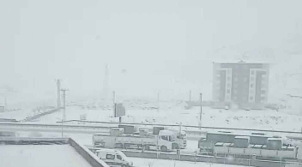 <p>Yağışların, bölgenin kuzey ve batısında yerel kuvvetli olması bekleniyor. Bölgenin güneyinde toz taşınımı görüleceği tahmin ediliyor" denildi.</p>