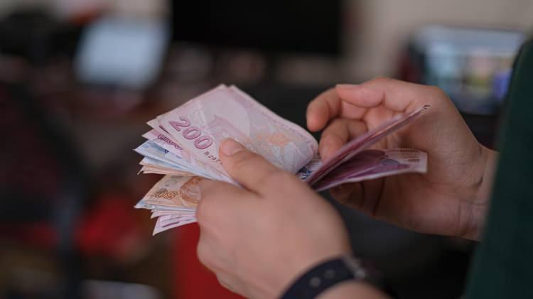 <p>ANNEYE ESNEK EMEKLİLİK YAŞI Ev kadınlarına yapılan bu destek dışında eğer annelik de varsa ikinci bir erken emeklilik imkanı da gelecek. Burada çocuk sayısına göre emeklilik şartlarında iyileşme olacak.</p>