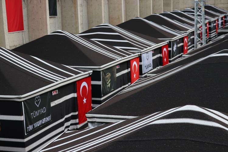 <p>Kahramanmaraş merkezli 6 Şubat depremlerinde yıkımların olduğu ve çok sayıda kişinin evsiz kaldığı Belen ilçesinde, vatandaşların barınma ihtiyaçları konteyner ve çadırlarla karşılanıyor.</p>